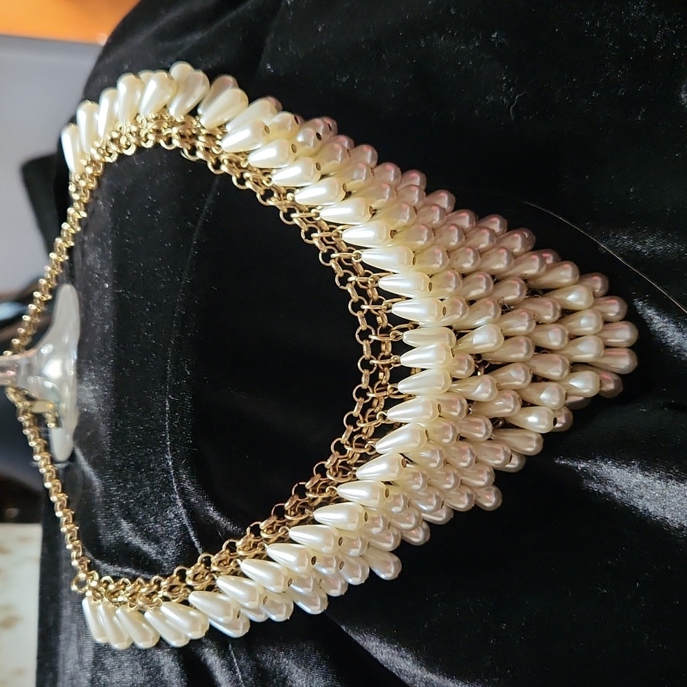 Spectacular vintage Charming Charlie necklace